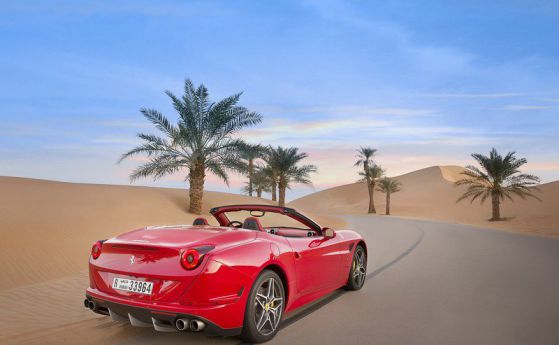 ВИДЕО: Ferrari плакне арабски очи с California T в дюните