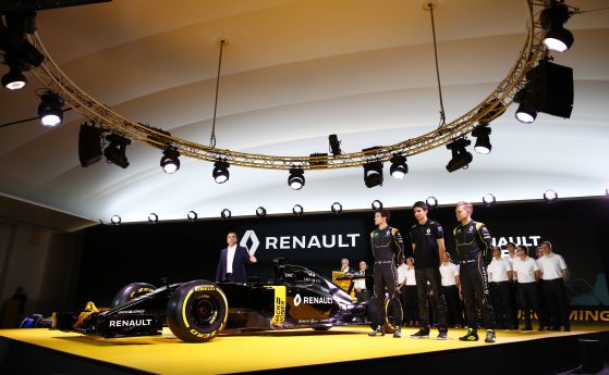 F1: Renault показали фалшив болид на премиерата