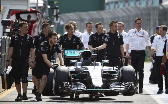 F1: Хамилтън недостижим в дъждовен Мелбърн