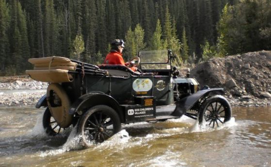 Холандци искат да покорят света със 100-годишен Ford Model T (Видео)