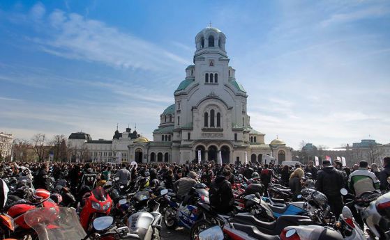 Две предложения за брак украсиха откриването на мото-сезон 2016 в София