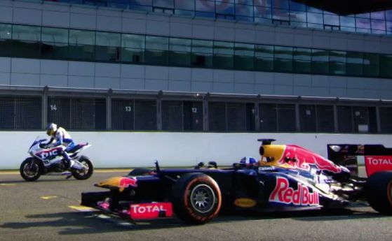 Супербайк гони F1 болид около "Силвърстоун" (видео)