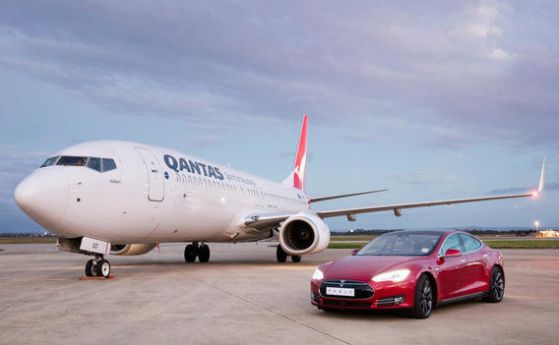 Видео: Tesla Model S срещу Boeing 737