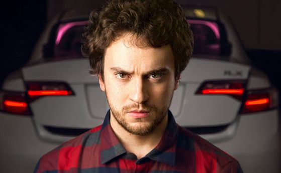 Хакер се изправя срещу Tesla с автопилот за 1000 долара