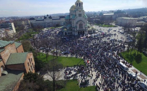 След срещата на мотористите в парламента: протестът остава