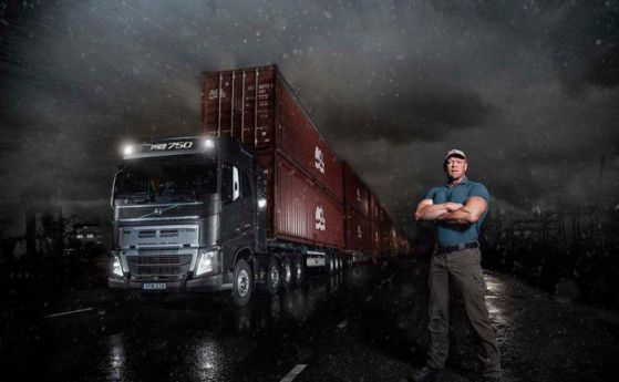 Най-силният мъж на планетата дърпа 750 тона с камион на Volvo (видео)