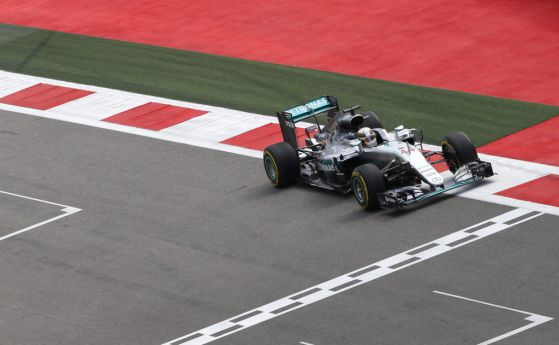 F1: Розберг и Хамилтън най-бързи в първия ден в Сочи