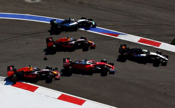 F1: Падна главата на Квят, Верстапен го замества