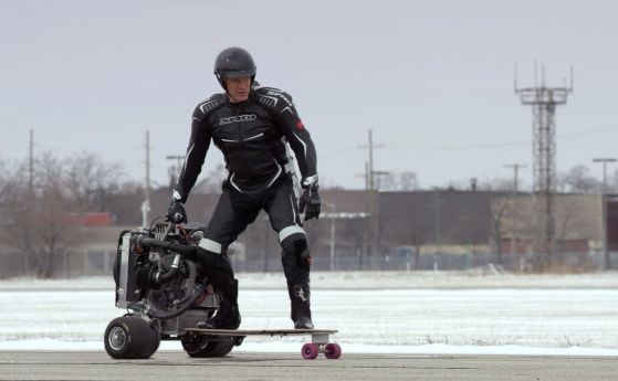 Долф Лундгрен подкара скейтборд с двигател Ford EcoBoost (видео)