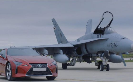 Испанска актриса гони изтребител с Lexus LC500 (видео)