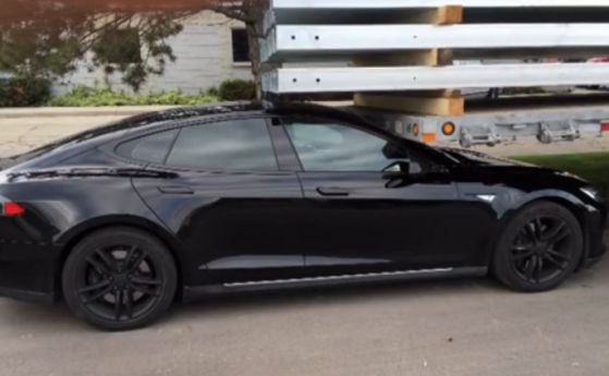 Tesla Model S без човек зад волана, се блъсна в камион (Видео)