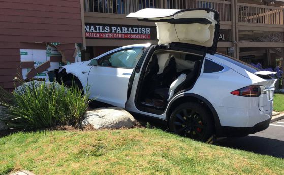 Tesla Model X се заби сама в стена?