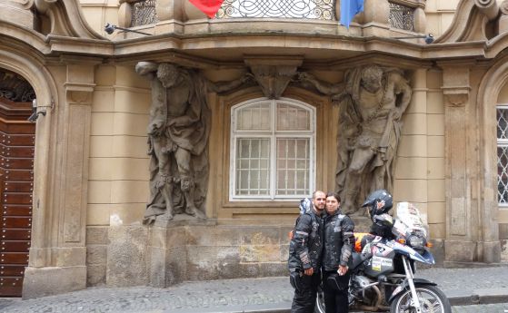 Румънска двойка обикаля света с BMW R1200 GS
