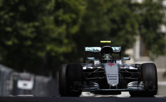 F1: Розберг триумфира в Баку
