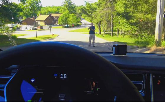 Автопилотът на Tesla не се справя с пешеходци? (видео)