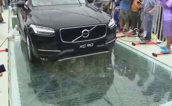 Volvo XC90 с 12 китайци мина по стъклен мост (видео) 
