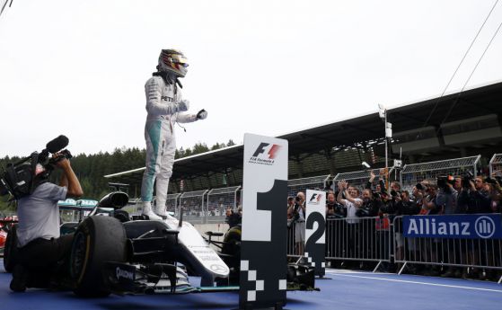 F1: Хамилтън спечели в Австрия, нов удар с Розберг