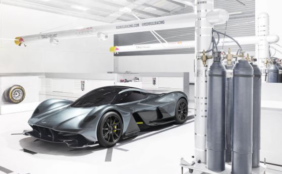 Aston Martin и Red Bull показват как трябва да изглежда хиперколата на 21 век с AM-RB 001