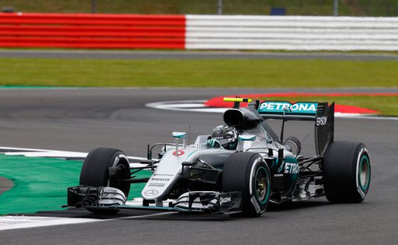 F1: Розберг наказан, остава трети в Англия