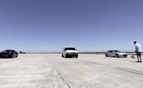 Ван на батерии разби Ferrari на драг (видео)