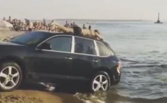 Само в Русия: Porsche Cayenne като водна пързалка (видео)