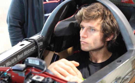 Triumph и Гай Мартин се готвят за рекорд за скорост на две колела 