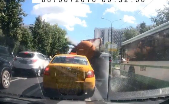 Камион с изпражнения експлодира в Москва (видео)