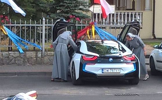 Полски монахини се возят на BMW i8 