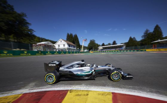 F1: Mercedes отваря и затваря колоната на Спа