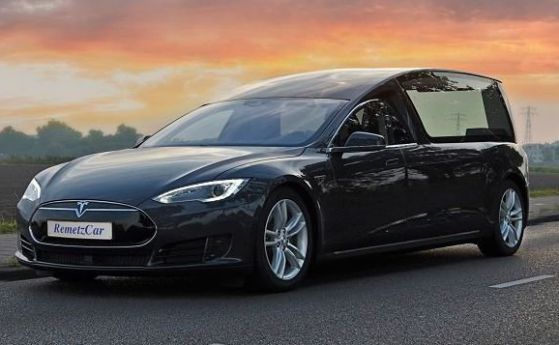 Пуснаха първата електрическа катафалка Tesla