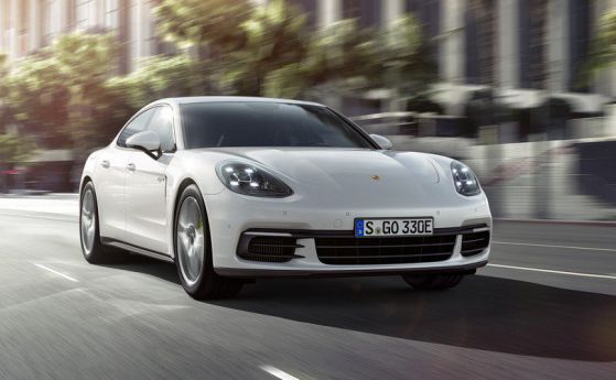 Хибридната Panamera събира погледи в Париж