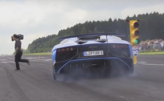 Aventador SV почти прегази разсеян оператор (видео)