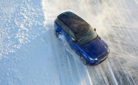 Jaguar Land Rover открива академия за шофиране на лед в Лапландия 