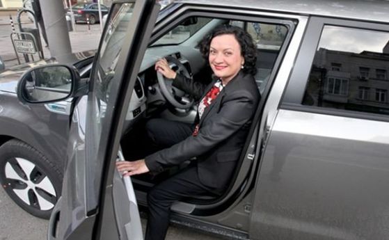Екоминистърът подкара електрически Kia Soul