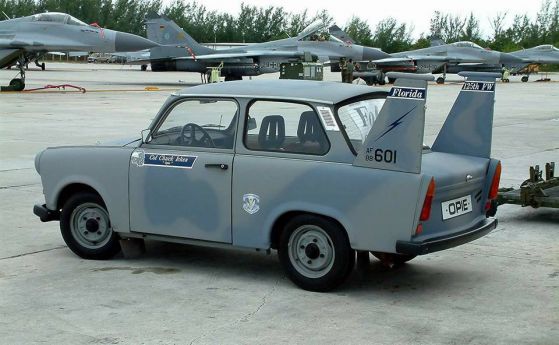 Дневна доза соц: Дегизираха Trabant като МиГ-29