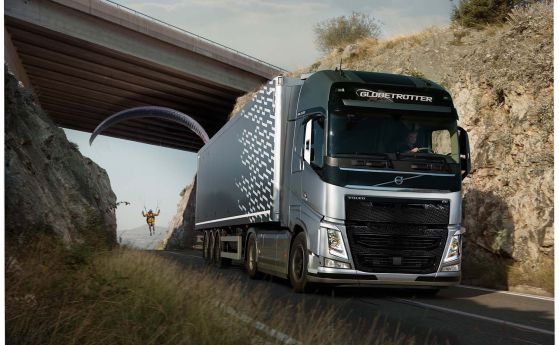 Volvo FH с нова каскада, този път с парапланер (видео)
