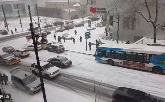 Улица в Монреал се превърна в ледена пързалка и кошмар за колите (видео)