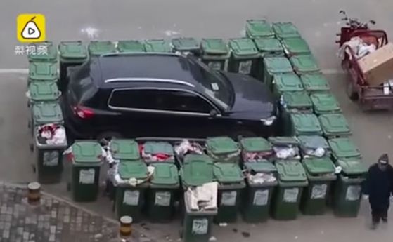 Чистач загради нагло паркирал джип с кофи за боклук (видео)