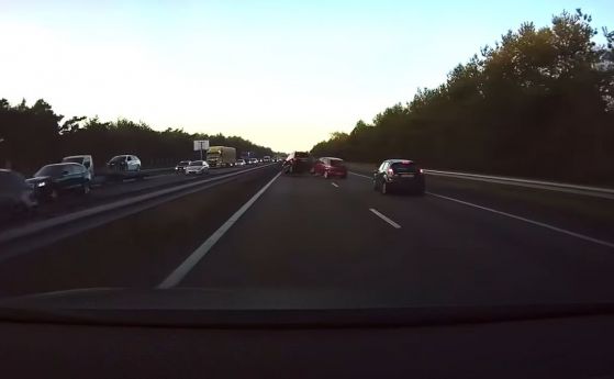 Автопилот на Tesla предвиди катастрофа (видео)