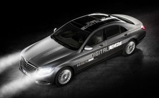 Ново поколение светлини на Mercedes "рисува" по пътя (видео)