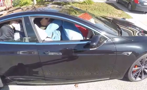 Tesla Model S пое 19 души (видео)