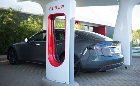 Платените станции ще качат цената на старата Tesla