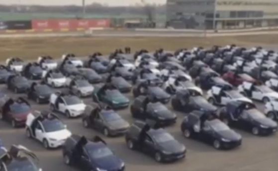 100 броя Tesla Model X се опитват да излетят (видео)
