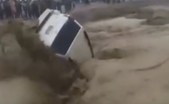 Мощно наводнение отнесе Land Cruiser (видео)