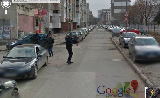 Български полицай хванат да спира кола на Google Street View