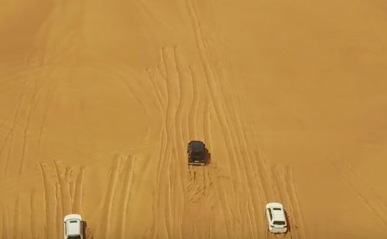 Mercedes G500 4x4², Toyota Land Cruiser и Nissan Patrol в пустинен драг (видео)
