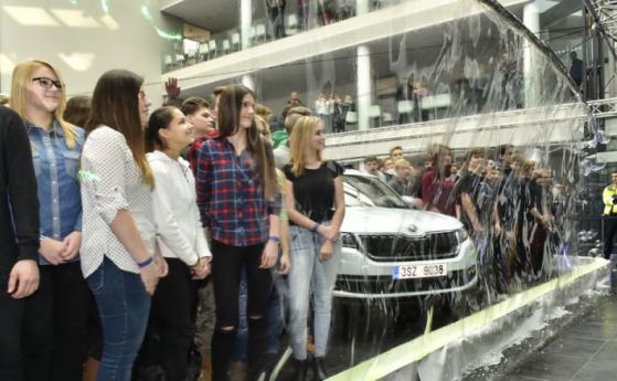 275 души и Skoda Kodiaq в гигантски сапунен мехур (видео)