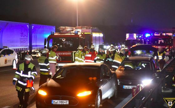 Германец жертва своята Tesla, за да спаси човек
