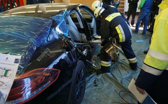 Пожарникари нарязаха чисто ново Porsche Panamera 