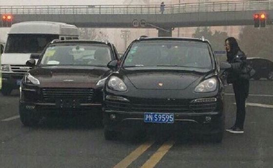 Неловко: Китайско копие се сблъска с истинско Porsche 